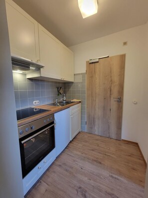 Kylskåp, ugn, spishäll och kaffe- och tebryggare