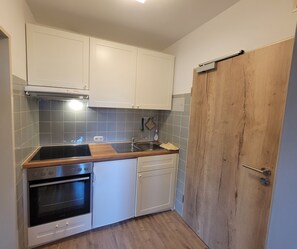 Kühlschrank, Ofen, Herdplatte, Wasserkocher mit Kaffee-/Teezubehör