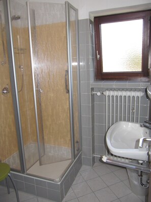 Dusch, hårtork och handdukar