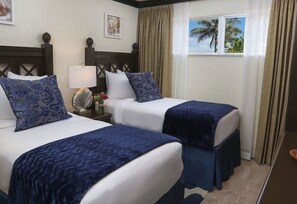 Desk, laptop workspace, free WiFi - Westgate wild Bear Inn (Pigeon Forge)