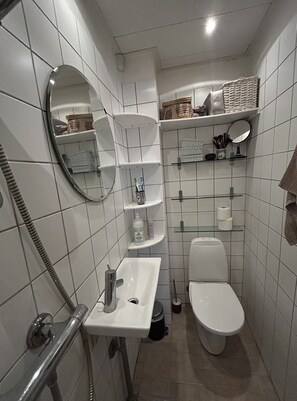 Shower, hair dryer - City Apartment in Copenhagen with 2 bedrooms sleeps 4 (Copenhagen)