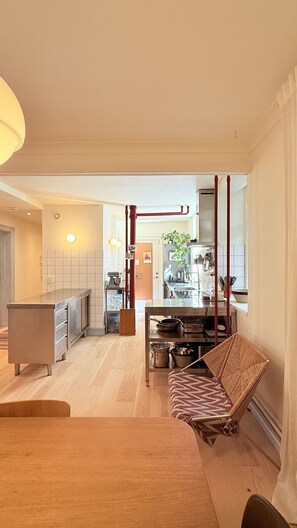 Frigorífico, horno, placa de cocina y lavavajillas
