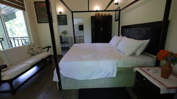 Desk, laptop workspace, iron/ironing board, free WiFi