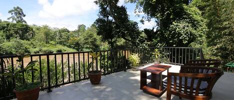 Chalet Deluxe, balcon, vue fleuve | Terrasse/Patio