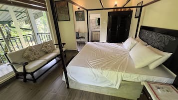 Chalet clásico, vistas al río | Escritorio y espacio para trabajar con un portátil