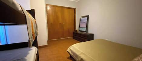5 bedrooms, WiFi, bed sheets