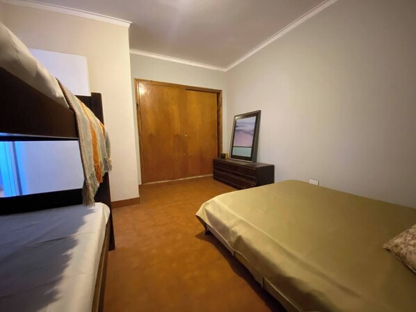 5 bedrooms, WiFi, bed sheets