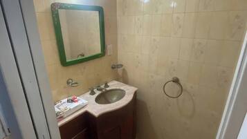 Ducha, bidé, toallas y jabón