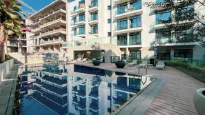 Una piscina al aire libre de temporada