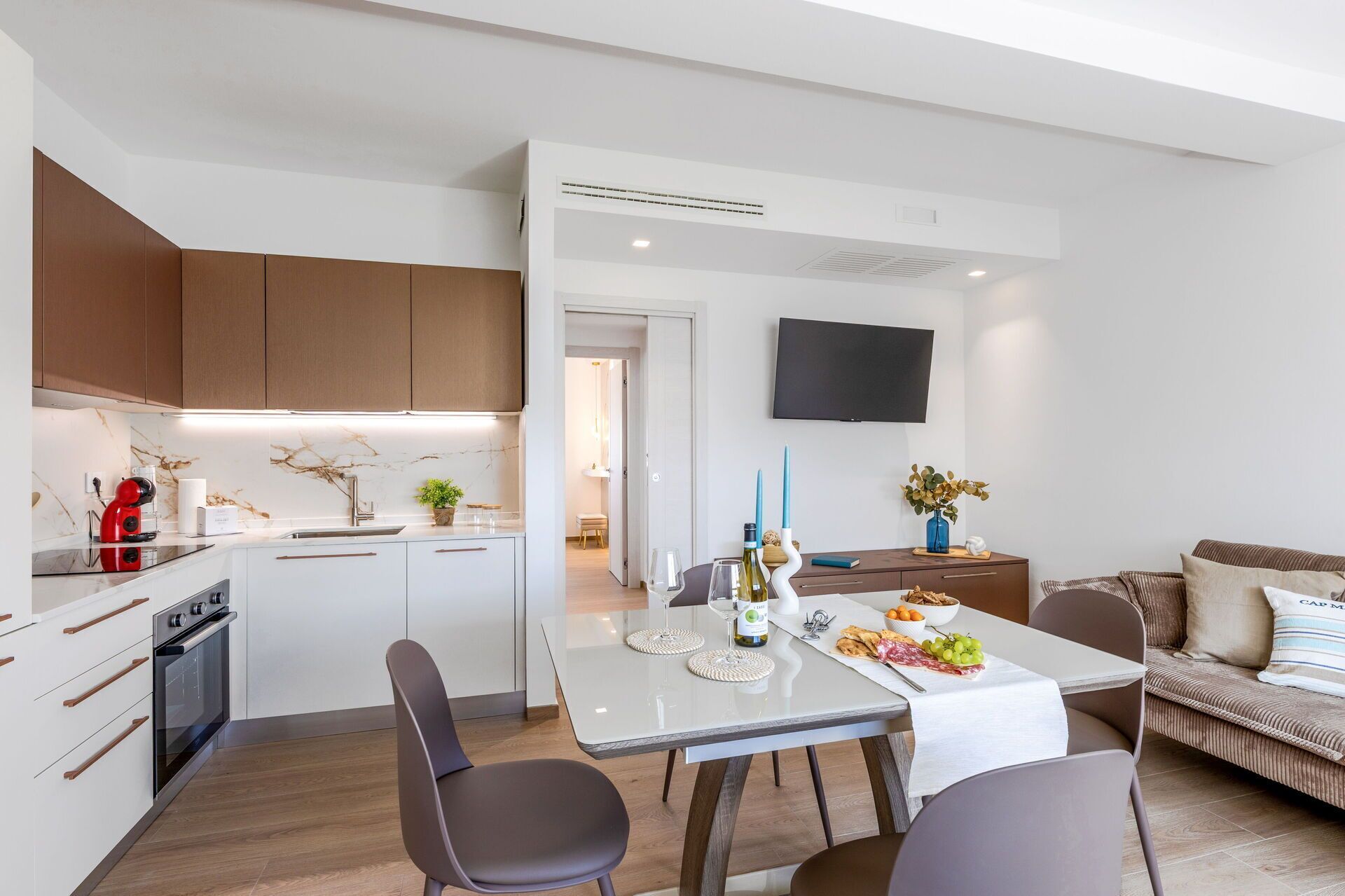 Fridge, oven, stovetop, dishwasher