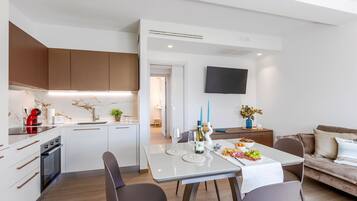 Fridge, oven, stovetop, dishwasher