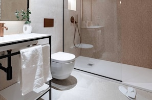 Douche, sèche-cheveux, serviettes fournies