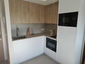 Kühlschrank, Mikrowelle, Ofen, Geschirrspüler
