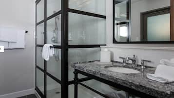 Secadora de cabello, toallas, jabón, papel de baño