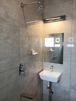 Deluxe tweepersoonskamer, balkon | Badkamer | Pantoffels