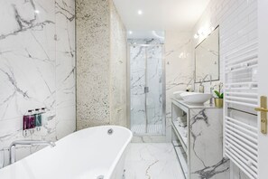 Apartment, Stadtblick | Badezimmer