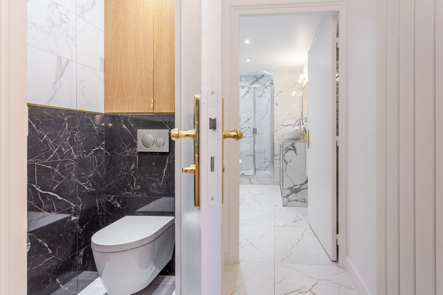 Un bagno moderno con WC, lavabo e zona doccia.