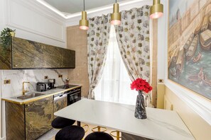 Apartment, City View | Private kitchen
