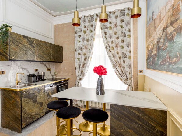 Apartment, City View | Private kitchen
