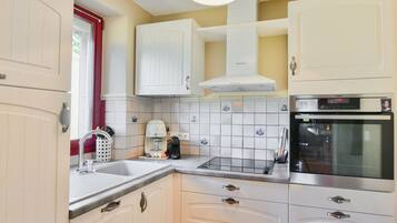 Kühlschrank, Mikrowelle, Herdplatte, Geschirrspüler