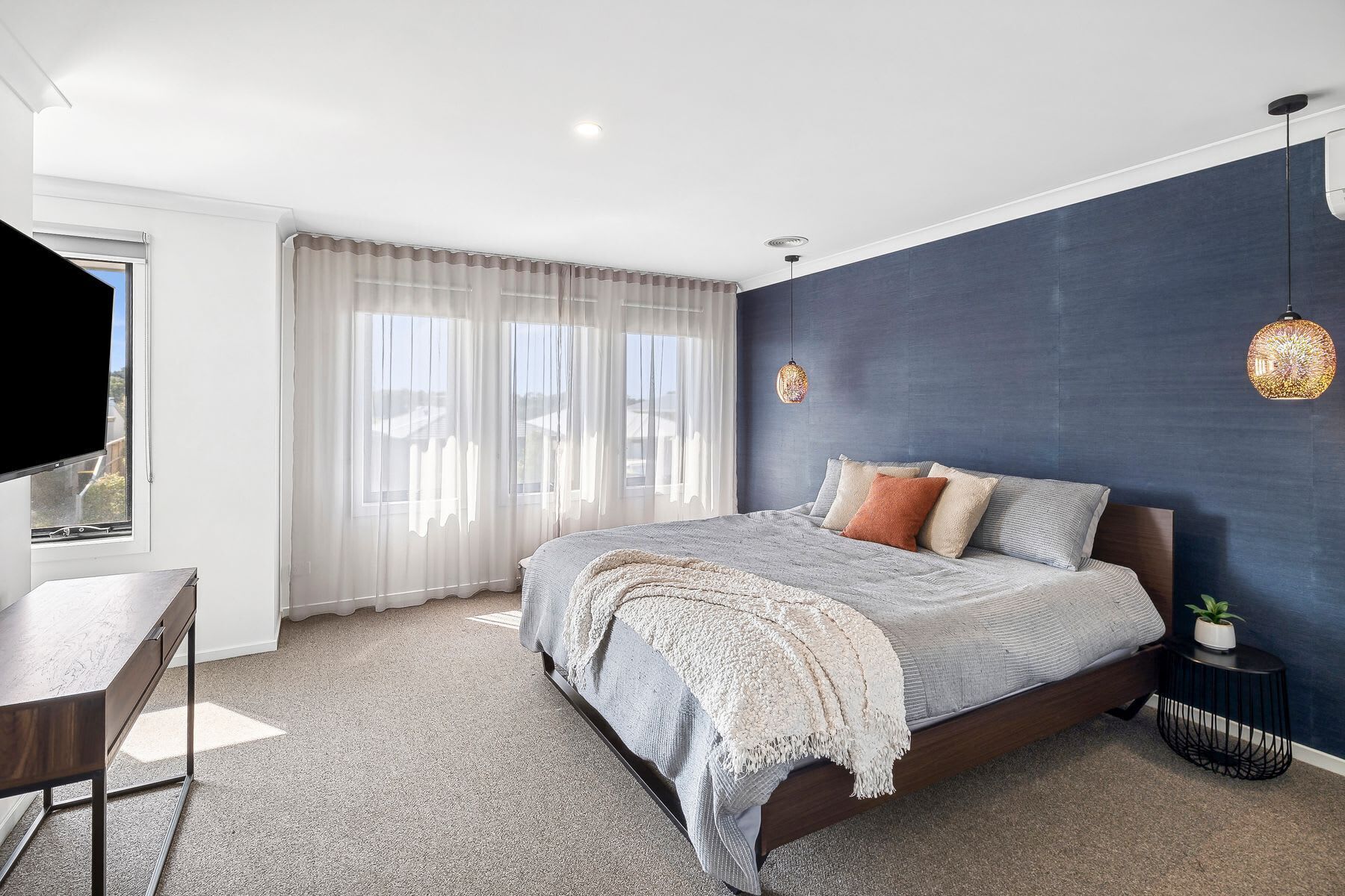 4 bedrooms, desk, iron/ironing board, WiFi