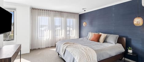 4 bedrooms, desk, iron/ironing board, WiFi