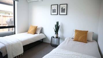 4 slaapkamers, een bureau, een strijkplank/strijkijzer, wifi