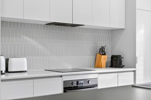 Réfrigérateur, micro-ondes, four, plaque de cuisson
