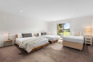 4 bedrooms, desk, iron/ironing board, WiFi - The Ultimate Sands Retreat Pool, Beach & Golf (Torquay)