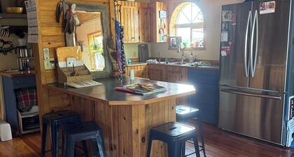 Charming 2-bedroom house in fabulous East Glacier Park with WiFi