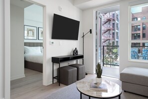 1 quarto, cofres nos quartos, ferros/tábuas de passar roupa