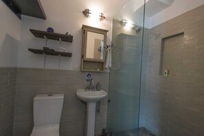 Rom, 1. etasje | Bad | Dusj, hårføner, håndklær og såpe