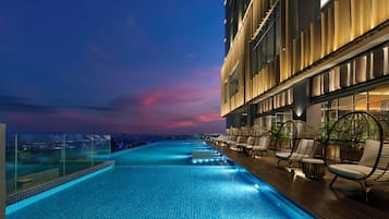 Hồ bơi ngoài trời