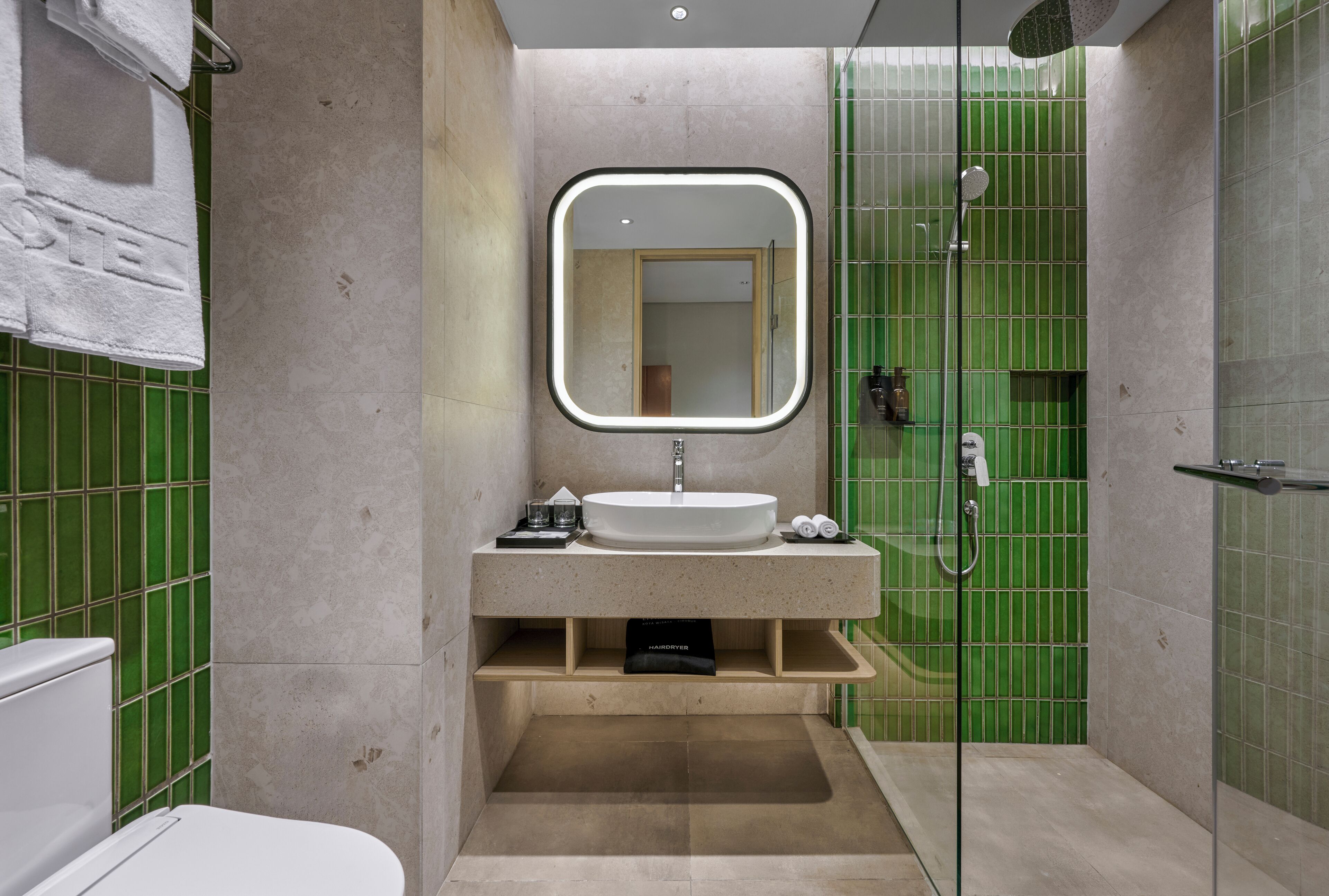 Un baño moderno con un lavamanos independiente, un espejo grande y una cabina de ducha.