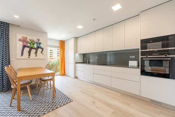 Kühlschrank, Mikrowelle, Ofen, Geschirrspüler