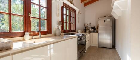 Jääkaappi, uuni, astianpesukone, kahvin-/teenkeitin