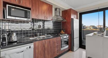 Split-Level 2BR with City-View and Separate Study