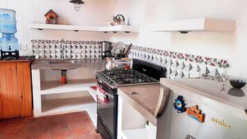 Cookware/dishes/utensils, dining tables