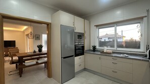 Réfrigérateur, micro-ondes, four, lave-vaisselle