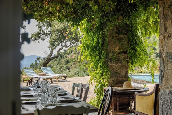 Outdoor dining - Stone House with Heated Pool, Sauna, Tennis Court... 20 Min. from Saint-Tropez (La Garde-Freinet)