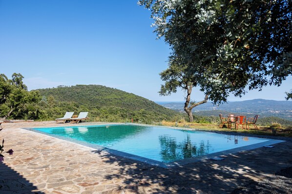 Alberca al aire libre y alberca climatizada