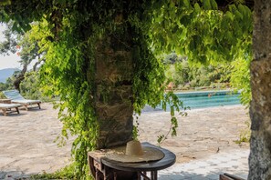 Terrace/patio - Stone House with Heated Pool, Sauna, Tennis Court... 20 Min. from Saint-Tropez (La Garde-Freinet)