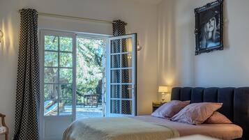 5 slaapkamers, een kluis op de kamer, een bureau