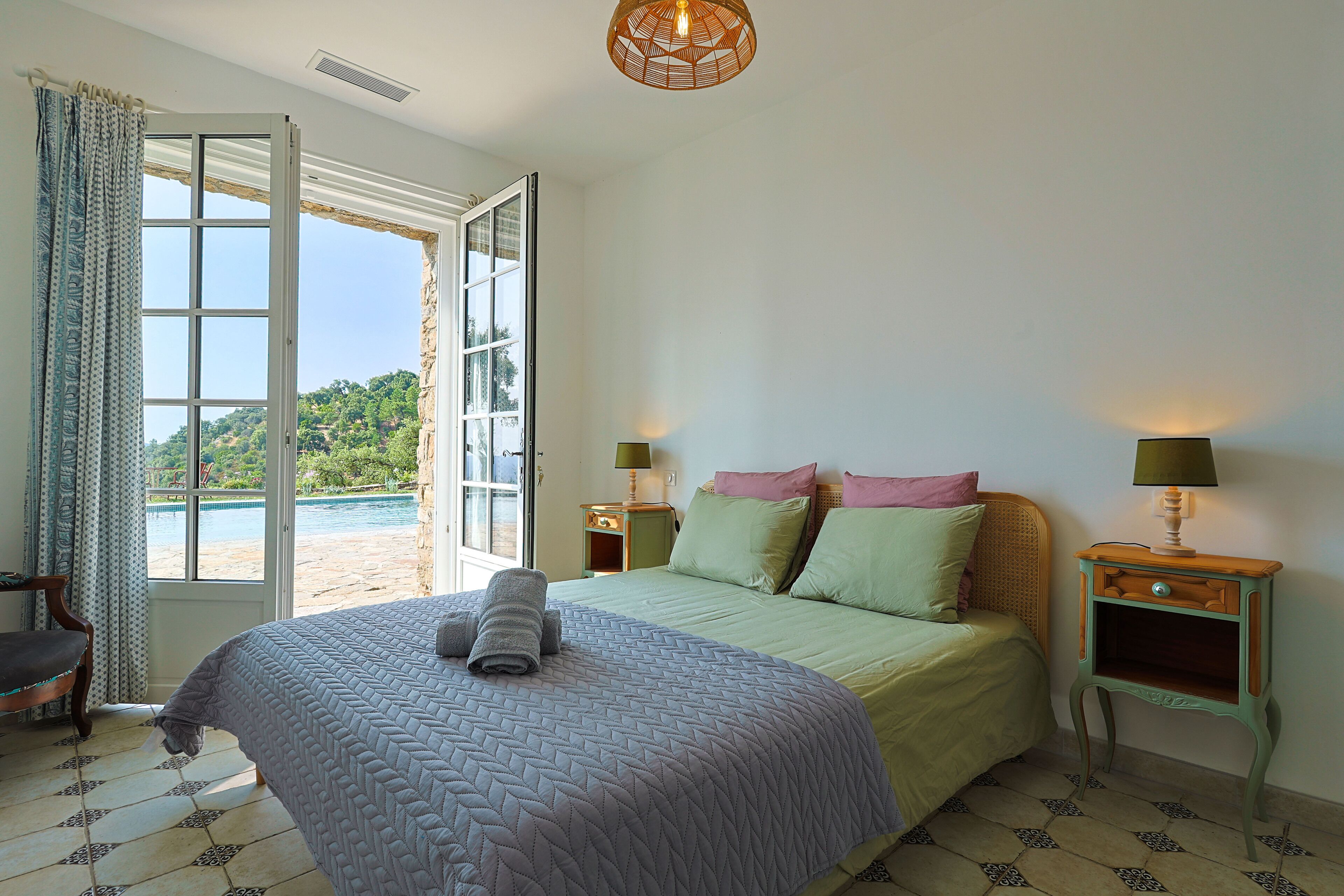 5 chambres, coffres-forts dans les chambres, bureau