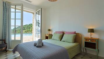 5 chambres, coffres-forts dans les chambres, bureau