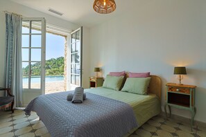 5 bedrooms, in-room safe, desk, iron/ironing board - Stone House with Heated Pool, Sauna, Tennis Court... 20 Min. from Saint-Tropez (La Garde-Freinet)