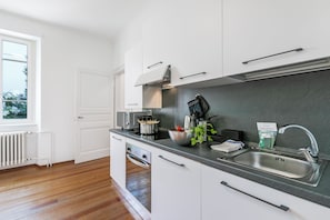 Refrigerador, microondas, horno, placa de cocina