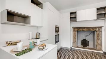 Standard-Apartment, Mehrere Schlafzimmer (Deluxe Flat Lugano) | Eigene Küche | Kühlschrank, Mikrowelle, Ofen, Herdplatte