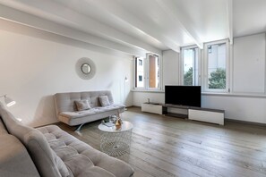 21-Zoll-Flachbildfernseher mit Satellitenempfang