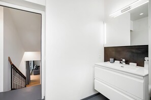 Standard Apartment, Multiple Bedrooms (Deluxe Flat Lugano) | Bathroom | Combined shower/bathtub, hair dryer, bidet, towels - Appartamenti Viganello (Lugano)